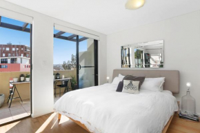 Sun-drenched Penthouse-style Studio with Lrg Terrace, Sydney